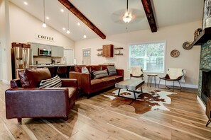 Een televisie, een open haard en een dvd-speler