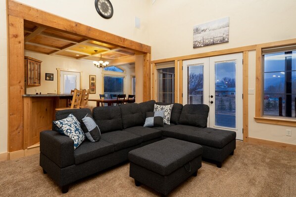 Älytelevisio, takka, videopelejä, DVD-soitin