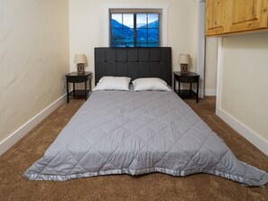 9 makuuhuonetta, työpöytä, silitysrauta/-lauta, vauvan matkasänky