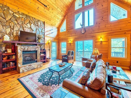 Breathtaking Views! Fast WiFi, Pool Table, Hot Tub, lvl 2 EV Charger, Fire Pit!