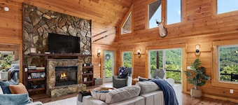 Breathtaking Views! Fast WiFi, Pool Table, Hot Tub, lvl 2 EV Charger, Fire Pit!