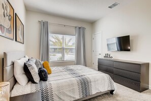 4 bedrooms, iron/ironing board, travel cot, free WiFi - Magical Haven: Your Private Townhome with Pool 4321 QS (Kissimmee)