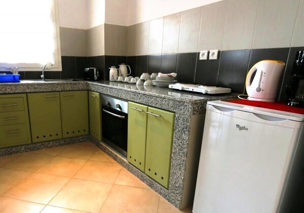 Kühlschrank, Ofen, Herdplatte, Wasserkocher mit Kaffee-/Teezubehör