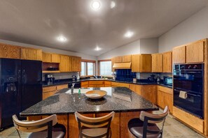 Fridge, microwave, oven, stovetop - Dog-friendly home with ocean views, high-speed WiFi, and wood-burning fireplace (Bandon)