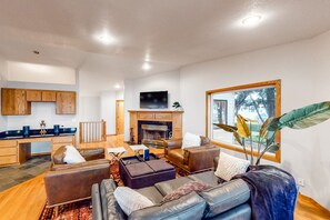 Een televisie en een open haard