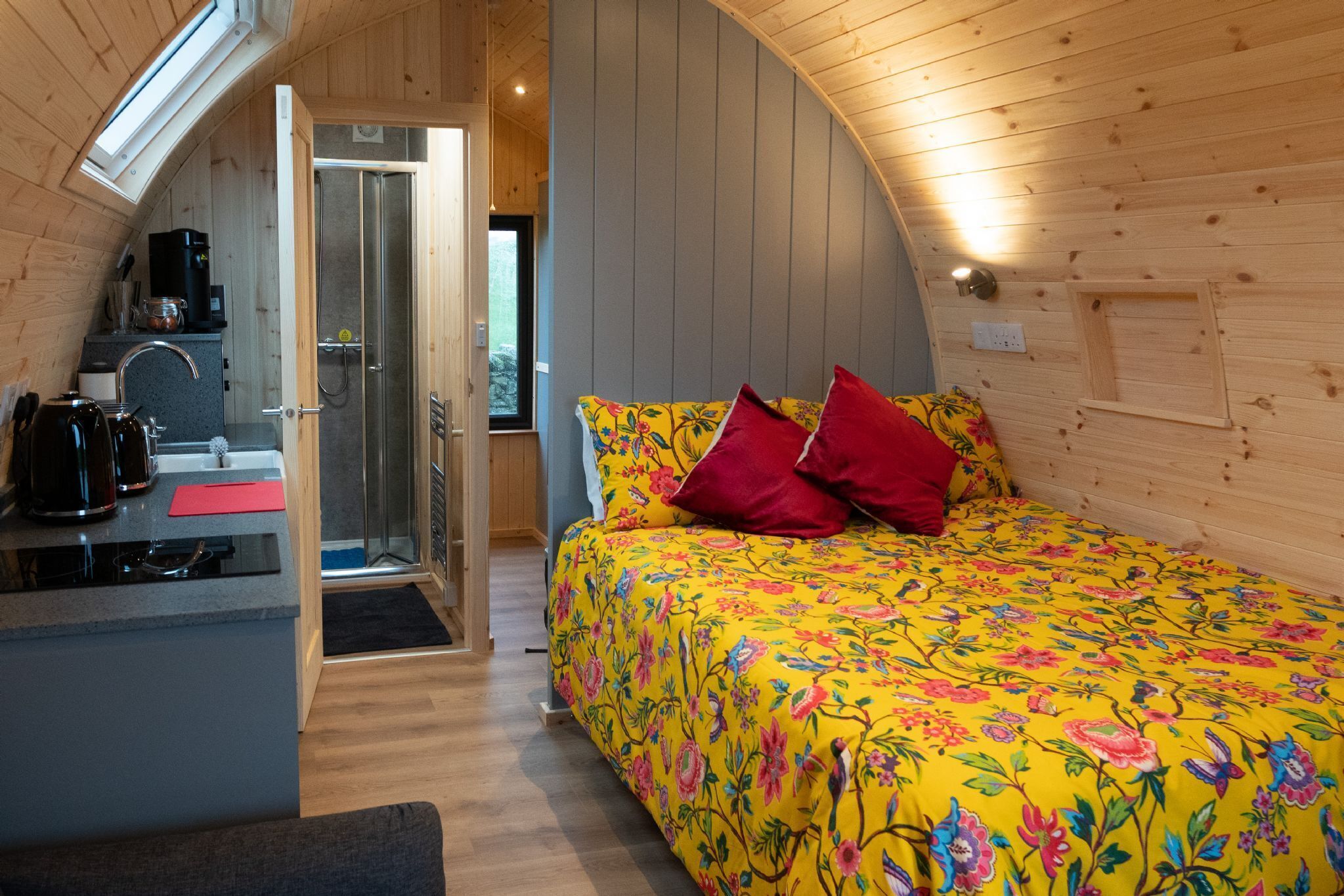 2 sovrum, resesäng och sängkläder