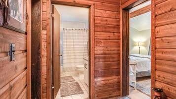 2 bedrooms, travel crib, free WiFi, bed sheets