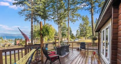 Cabin near Flathead Lake is walking distance to food, shopping and lake view.