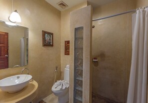 A bathroom with a sink, toilet, and shower. - Ricos Hotel Patong (Patong)