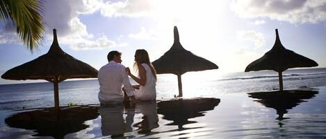 Inomhuspool och utomhuspool