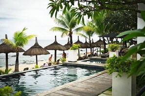 Una piscina cubierta, una piscina al aire libre