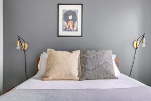 Een strijkplank/strijkijzer, wifi, beddengoed