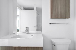 Een haardroger, handdoeken