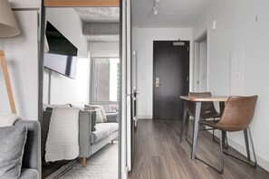 Una televisión, un reproductor estéreo