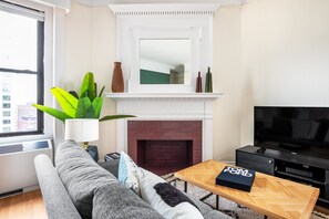 TV, stereo - Cozy Downtown Studio w/ W/D, Doorman, nr. Boston Common. by Blueground (Boston)