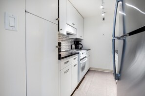 Fridge, microwave, oven, dishwasher - Airy Back Bay 1BR w/ Gym, Doorman, W/D, nr. Copley Mall, by Blueground (Boston)