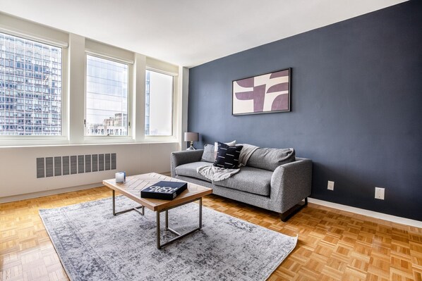 Télévision, chaîne hi-fi, espaces bureaux