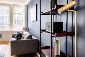 Télévision, chaîne hi-fi, espaces bureaux