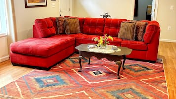 Een smart-tv, een dvd-speler, boeken en een filmbibliotheek