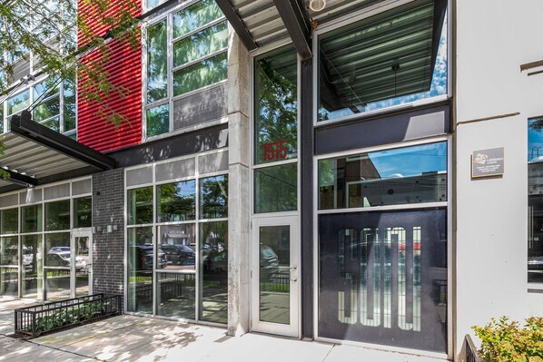 Exterior detail - Sleek Lincoln Park Studio w/ W/D, walk to L & New City, by Blueground (Chicago)