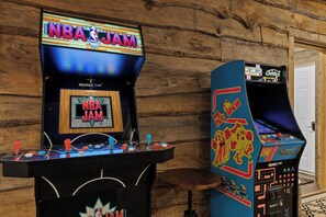 Deux bornes d’arcade arborant la marque « NBA JAM », dotées de graphismes colorés et de manettes.