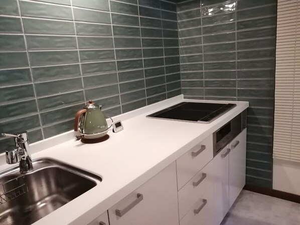 Kjøleskap, mikrobølgeovn, kokeplater og kjøkkenutstyr