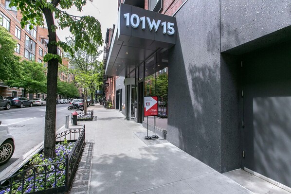 Exterior detail - Spacious Chelsea 1BR w/ Gym, Balcony + Doorman by Blueground (Downtown)