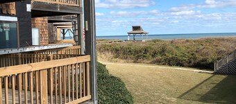 OCEANFRONT@ The Lucky Duck- 100% renovated, clean, cozy & well-appointed.