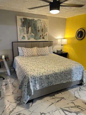 1 Schlafzimmer, Zimmersafe, Schreibtisch, Bügeleisen/Bügelbrett