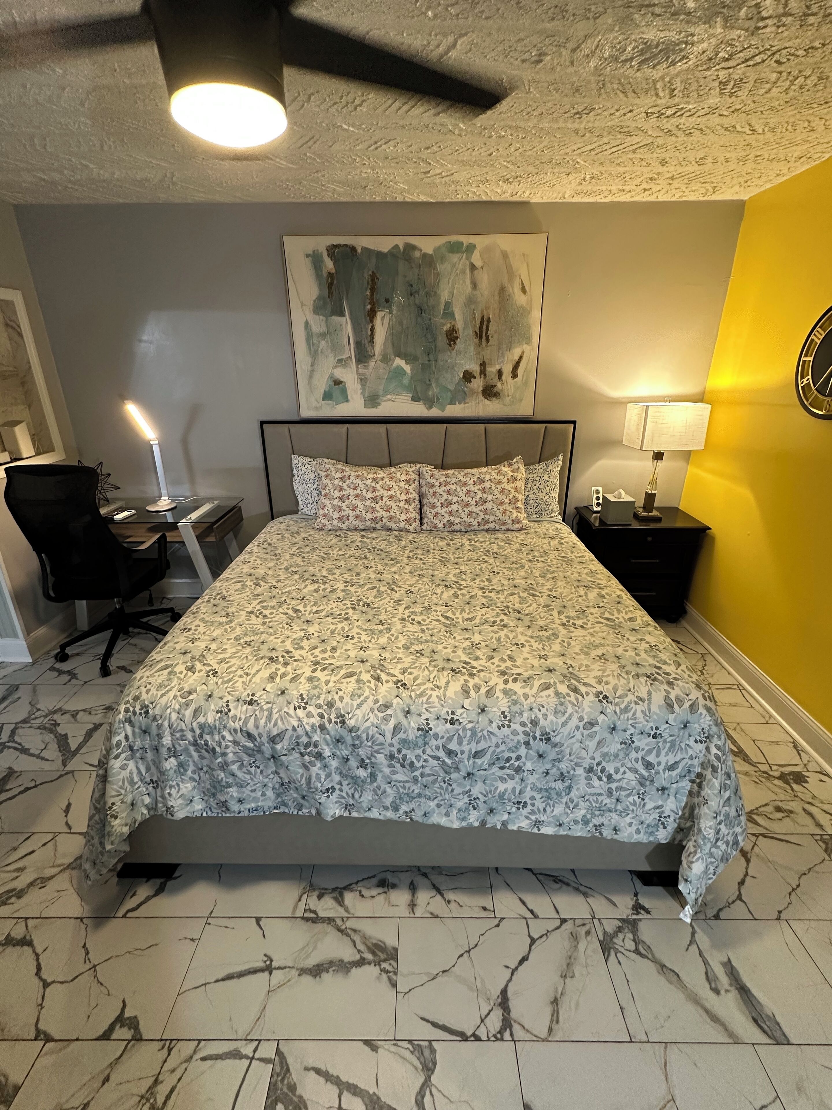 1 Schlafzimmer, Zimmersafe, Schreibtisch, Bügeleisen/Bügelbrett