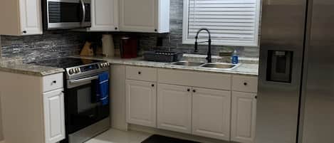 Kjøleskap, mikrobølgeovn, ovn og kokeplater