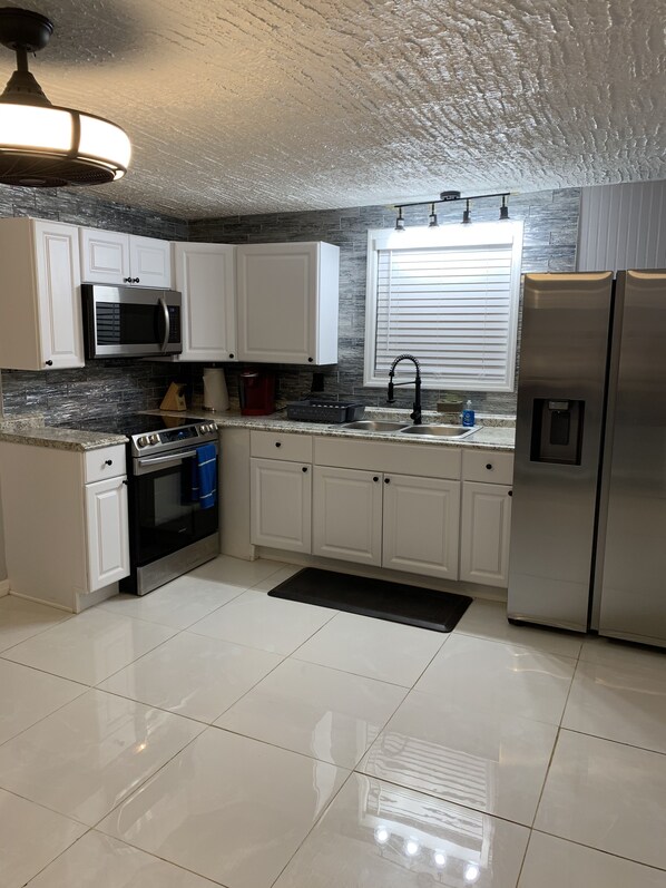 Kjøleskap, mikrobølgeovn, ovn og kokeplater