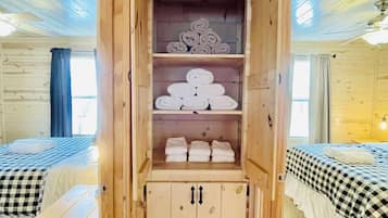 2 bedrooms, iron/ironing board, travel cot, free WiFi