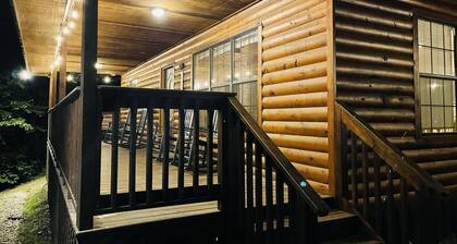 Osito Cabin, Cozy Escape w/ Hot Tub and Firepit in the Heart of Broken Bow