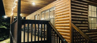 Osito Cabin, Cozy Escape w/ Hot Tub and Firepit in the Heart of Broken Bow