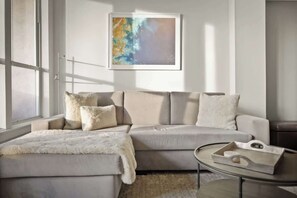 Een televisie, een open haard en een kantoor