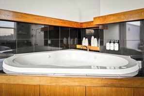 Suihku, ilmaiset hygieniatuotteet, hiustenkuivaaja, pyyhkeet