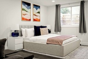 4 makuuhuonetta, työpöytä, silitysrauta/-lauta, vauvan matkasänky