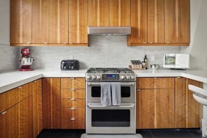 Een koelkast, een magnetron, een oven, een kookplaat