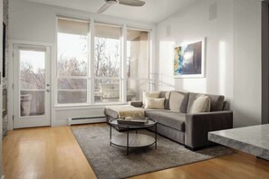 Televisio, takka, työhuone