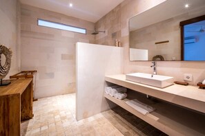 Villa, 3 habitaciones, para fumadores, alberca privada | Baño | Regadera y toallas 