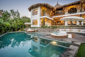 2 udendørs pools