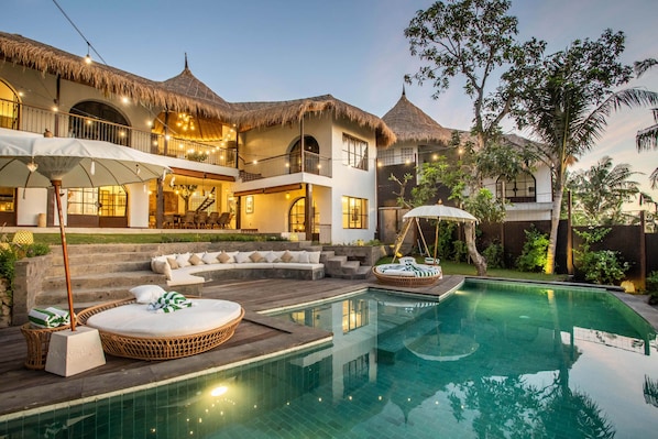 المنشأة من الداخل