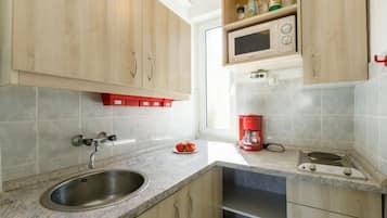 Fridge, cookware/dishes/utensils