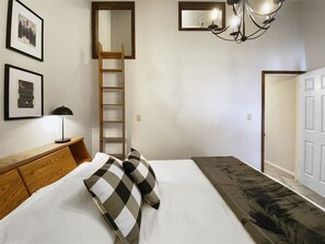 4 bedrooms, free WiFi, bed sheets - Pine Tree Condo, 4 bedroom condo  ski in/out on the Navajo slopes (Brian Head)