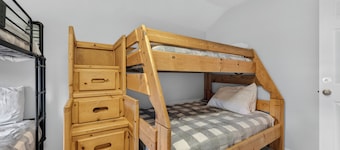 Pine Tree Condo, 4 bedroom condo  ski in/out on the Navajo slopes