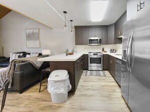 Geladeira, micro-ondas, fogão, cooktop