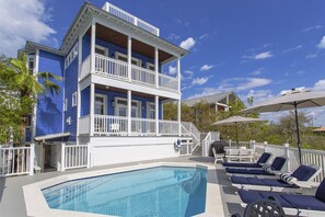 A heated pool - Destin2bHere - Heated Saltwater Pool, Lakefront, Short Walk to Private Beach! (Destin)