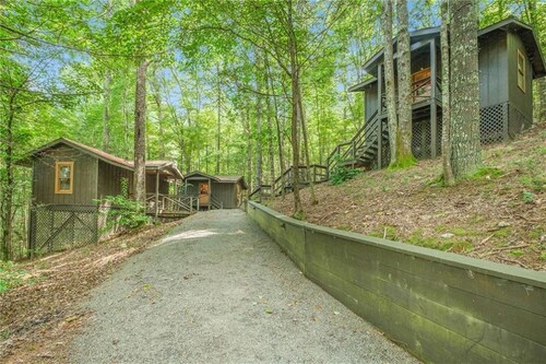 The Lodge and Cabins at Harpers Creek. Close to great hiking trails- Sleeps  24
