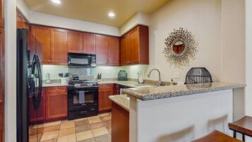 Réfrigérateur, micro-ondes, four, plaque de cuisson